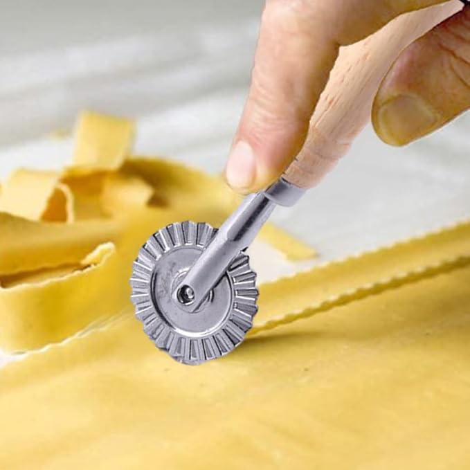 Pastry Cutter Wheel, Pasta Cutter Wheel with Long Wooden Handle, Zinc Alloy Ravioli Cutters Wheels with Roller Dumpling Lace Making Cuttered for Kitchen(SIZE:6.3 x 1.57inch)