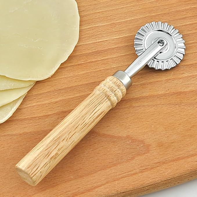 Pastry Cutter Wheel, Pasta Cutter Wheel with Long Wooden Handle, Zinc Alloy Ravioli Cutters Wheels with Roller Dumpling Lace Making Cuttered for Kitchen(SIZE:6.3 x 1.57inch)