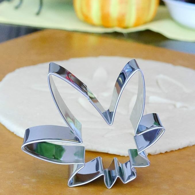 Hemp Marijuana Leaf Cookie Cutter Set – Sharp & Stainless Steel Cooking Utensils – A Fun Fit for Sandwiches, Pancakes, Fruits & Crafts – Dishwasher-Safe 3-Piece Bakery Supplies by Sweet Cookie Crumbs