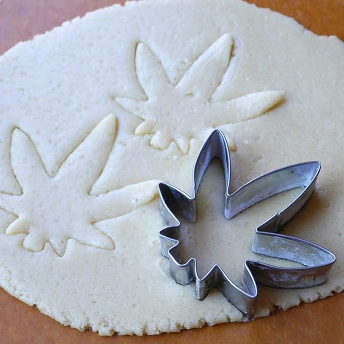Hemp Marijuana Leaf Cookie Cutter Set – Sharp & Stainless Steel Cooking Utensils – A Fun Fit for Sandwiches, Pancakes, Fruits & Crafts – Dishwasher-Safe 3-Piece Bakery Supplies by Sweet Cookie Crumbs