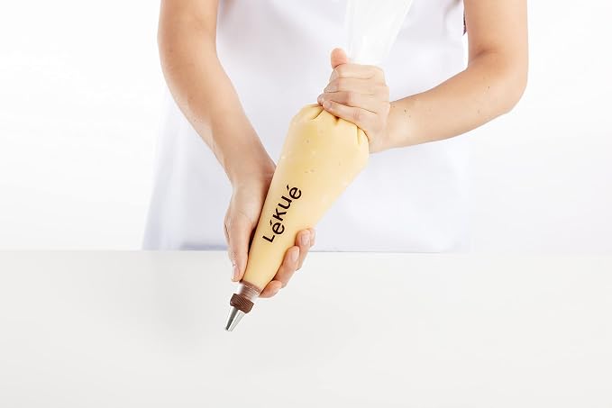 Lékué Reusable Piping Bag Set with 3 Nozzles | 5 piece Cake Decorating Kit: x 2 Piping Bags + 3 Standard Stainless Steel Nozzles & Coupler | Screw-on Tips for no Leaks | Dishwasher Safe