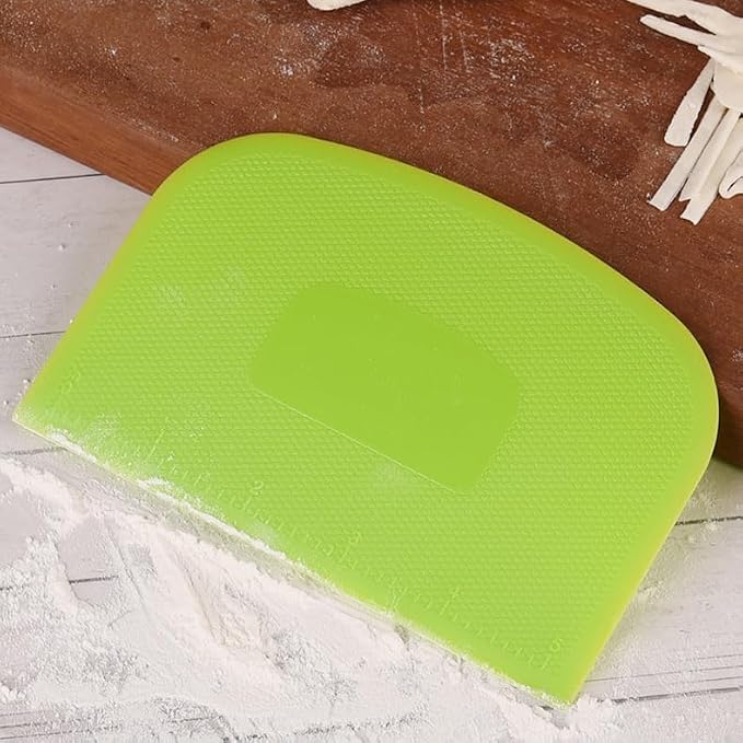 2 Pieces Hard Dough Scraper Bowl Scraper with Scale Plastic Dough Cutter Practical Bench Scrapers Multipurpose Food Scrappers for Bread Dough Cake Fondant Icing, 14.5 x 9.7 cm, White, Green