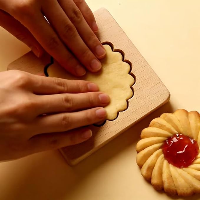 Carved Wooden Gingerbread Cookie Mold,3D Wooden Baking Mold Cookie Biscuit Press Stamp Molds,Cookie Cutter,Cookie Stamp,DIY Biscuit Stamp Mould for Halloween Thanksgiving Christmas(Round)