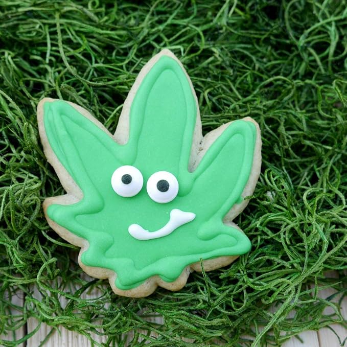 Hemp Marijuana Leaf Cookie Cutter Set – Sharp & Stainless Steel Cooking Utensils – A Fun Fit for Sandwiches, Pancakes, Fruits & Crafts – Dishwasher-Safe 3-Piece Bakery Supplies by Sweet Cookie Crumbs