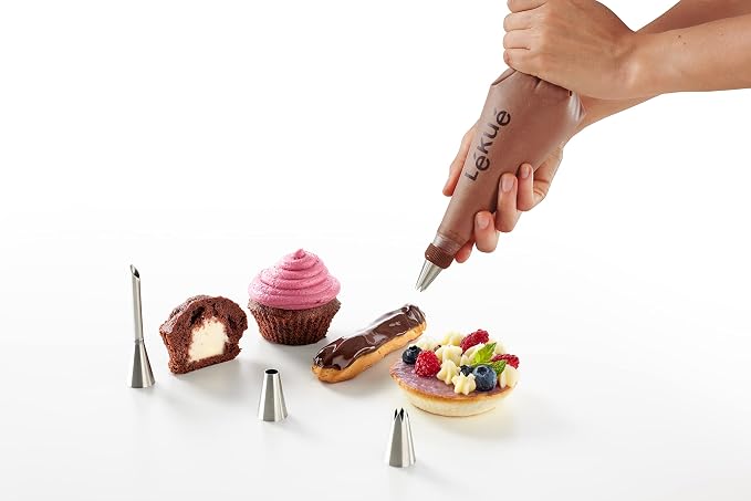 Lékué Reusable Piping Bag Set with 3 Nozzles | 5 piece Cake Decorating Kit: x 2 Piping Bags + 3 Standard Stainless Steel Nozzles & Coupler | Screw-on Tips for no Leaks | Dishwasher Safe