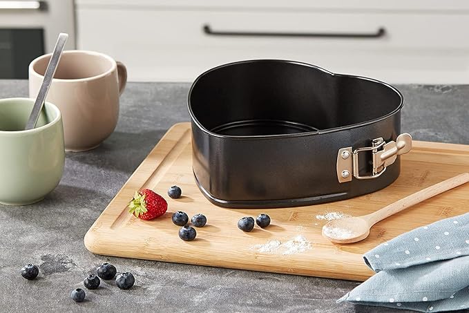 IBILI 8.6-Inch Heart Shaped Cake Pan | Made in Spain | Springform Pan with Removable Bottom/Leakproof Cake Pan, Non-Stick Cheesecake Pan, Perfect for Baking Desserts For Weddings & Valentine's Day