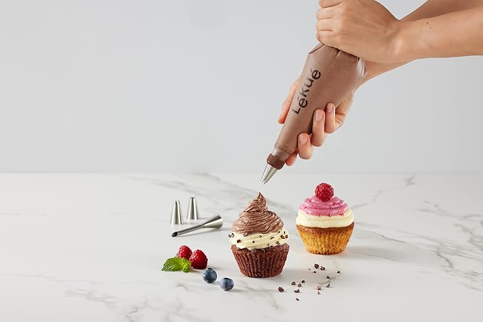 Lékué Reusable Piping Bag Set with 3 Nozzles | 5 piece Cake Decorating Kit: x 2 Piping Bags + 3 Standard Stainless Steel Nozzles & Coupler | Screw-on Tips for no Leaks | Dishwasher Safe