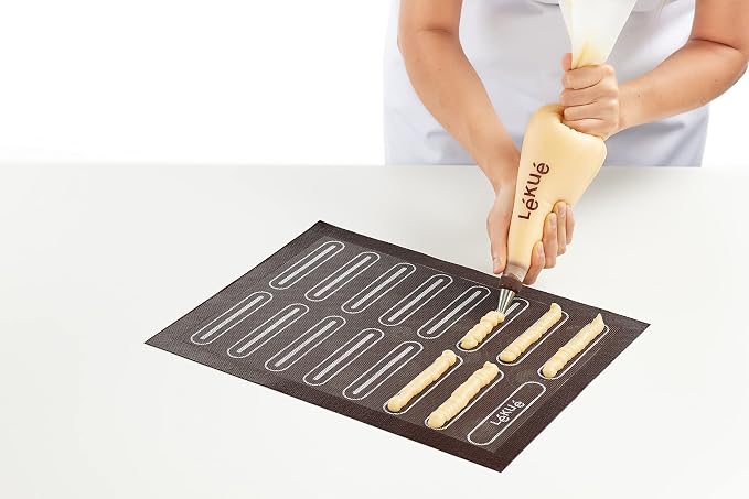 Lékué Reusable Piping Bag Set with 3 Nozzles | 5 piece Cake Decorating Kit: x 2 Piping Bags + 3 Standard Stainless Steel Nozzles & Coupler | Screw-on Tips for no Leaks | Dishwasher Safe