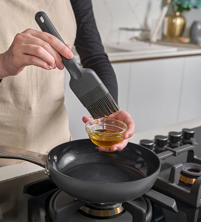 Zyliss Silicone Basting Brush - Heat-Resistant Non-Shedding Bristles with Center Grid for Better Coverage - Curved Handle, Eco-Friendly Wheat Straw Grip Ideal for Grilling & Baking - Dishwasher Safe