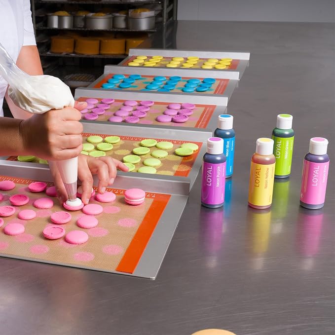 Loyal Gel Food Coloring | Vibrant Color for Buttercream, Fondant, Royal Icing, Gum Paste, Marzipan and Cake Batter | Gel-Based Concentrated Food Dye - 100ml Neon Pink